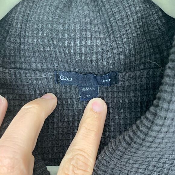 Gap Pullover V-Neck Sweater with Button Detail - Picture 3 of 5